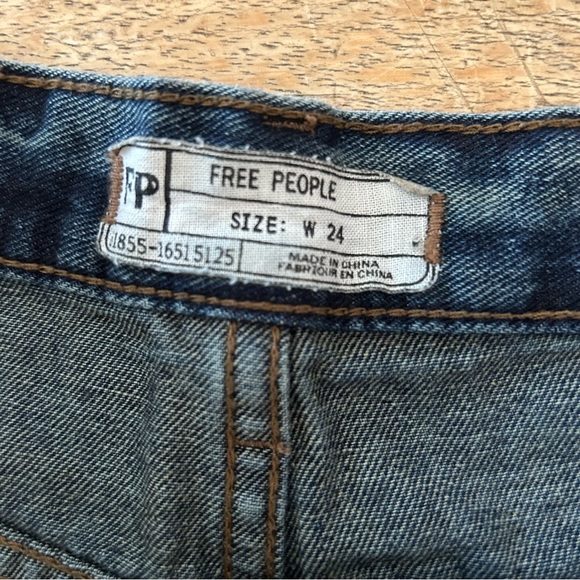 Free People, multi-button fly, denim shorts - Size 24 - Picture 3 of 5